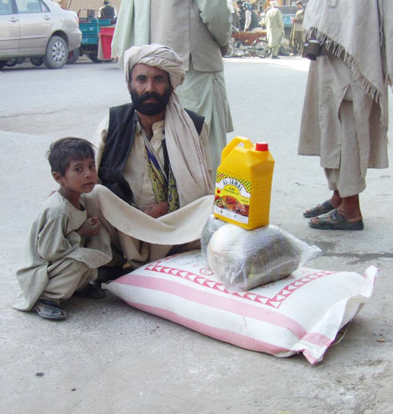 csm_Dad_and_son_with_food_9670a8aaed